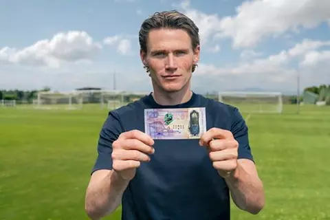احتفالا بعودة اسكتلندا إلى كأس العالم.. مقصية مكتوميناي على ورقة نقدية